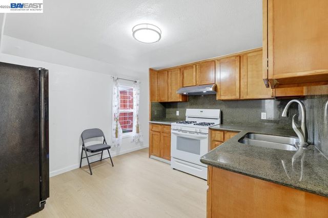 7419 Hillside St, Oakland, CA 94605
