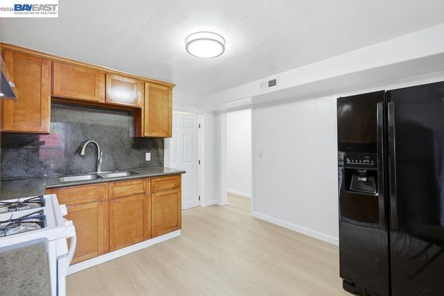 7419 Hillside St, Oakland, CA 94605