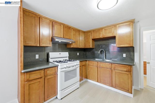 7419 Hillside St, Oakland, CA 94605