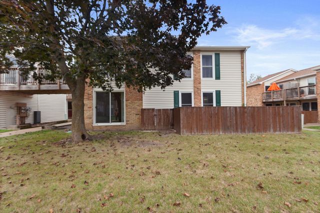 1975 Kenilworth Circle B, Hoffman Estates, IL 60169