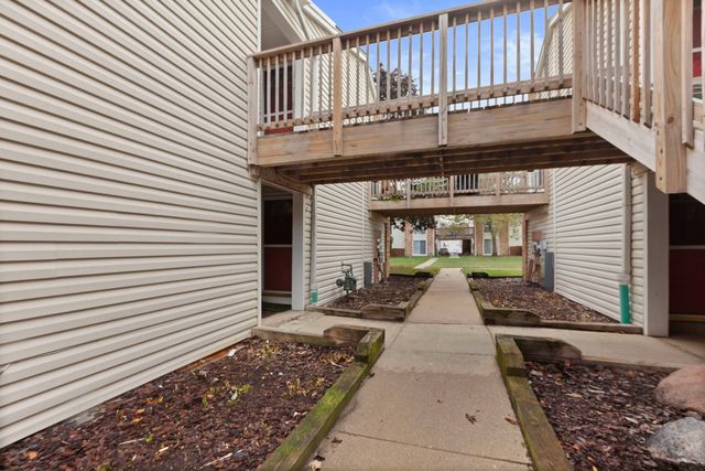 1975 Kenilworth Circle B, Hoffman Estates, IL 60169