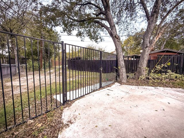 1315 Whitley Drive, Dallas, TX 75217