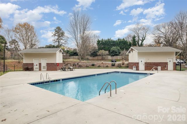 1000 E Woodlawn Road 217, Charlotte, NC 28209