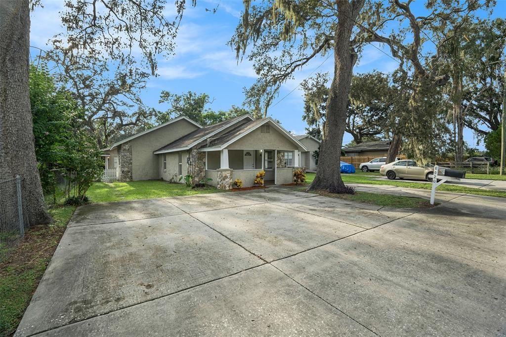 8920 N DEXTER AVENUE, Tampa, FL 33604