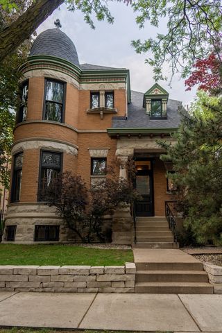 2138 W Caton Street, Chicago, IL 60647