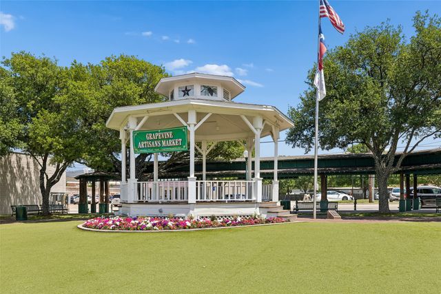 1110 S Pine Street, Grapevine, TX 76051