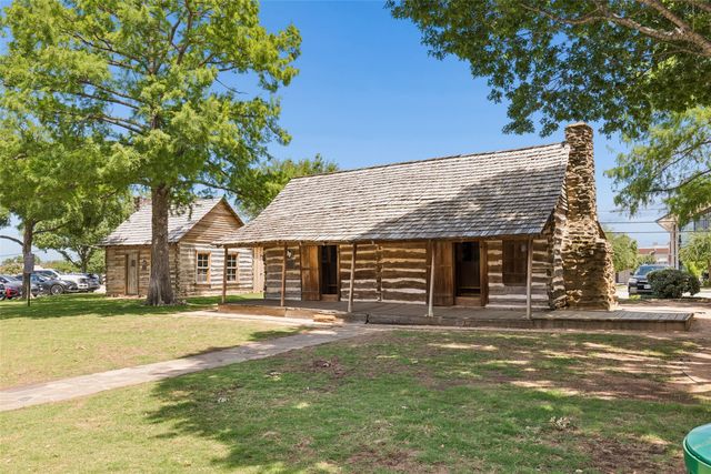 1110 S Pine Street, Grapevine, TX 76051