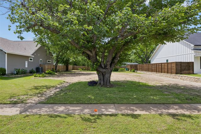 1110 S Pine Street, Grapevine, TX 76051