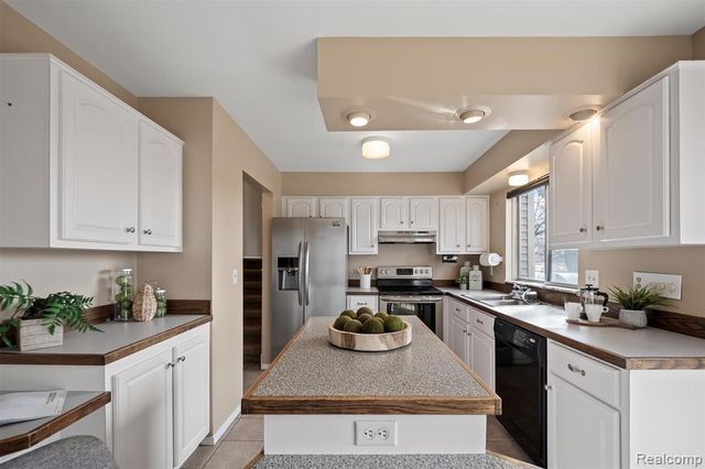 3606 Hi Lure Drive, Lake Orion, MI 48360