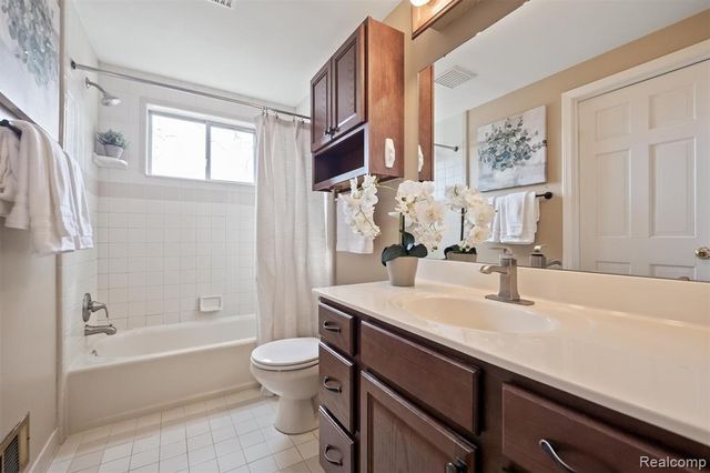 3606 Hi Lure Drive, Lake Orion, MI 48360