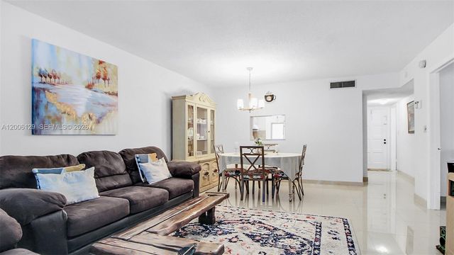 4000 NW 44th Ave 306, Lauderdale Lakes, FL 33319