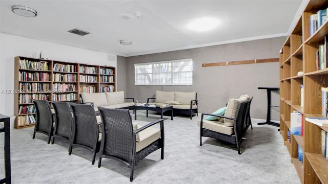 4000 NW 44th Ave 306, Lauderdale Lakes, FL 33319