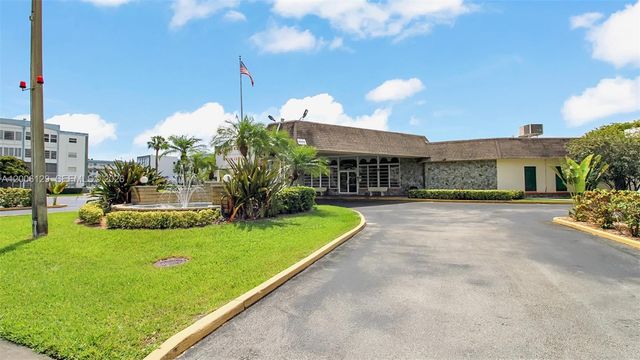 4000 NW 44th Ave 306, Lauderdale Lakes, FL 33319