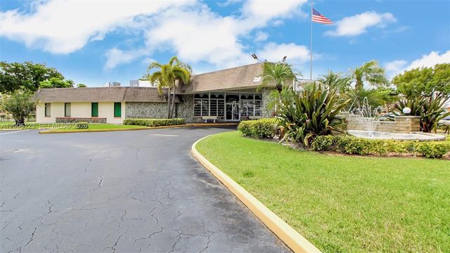 4000 NW 44th Ave 306, Lauderdale Lakes, FL 33319