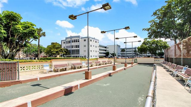 4000 NW 44th Ave 306, Lauderdale Lakes, FL 33319