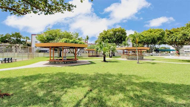 4000 NW 44th Ave 306, Lauderdale Lakes, FL 33319