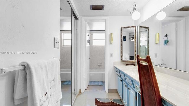 4000 NW 44th Ave 306, Lauderdale Lakes, FL 33319