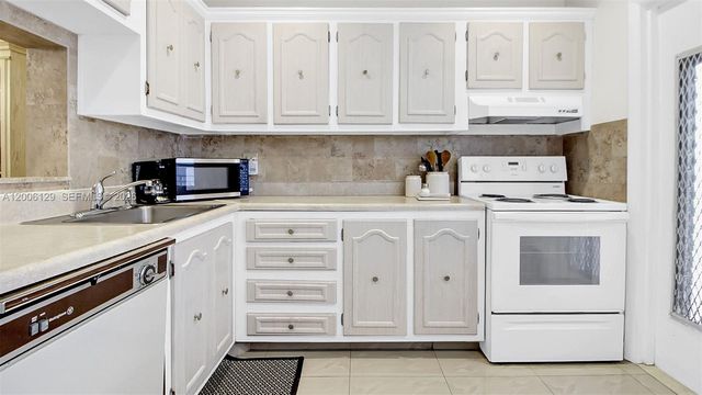 4000 NW 44th Ave 306, Lauderdale Lakes, FL 33319