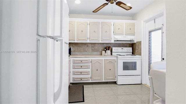 4000 NW 44th Ave 306, Lauderdale Lakes, FL 33319