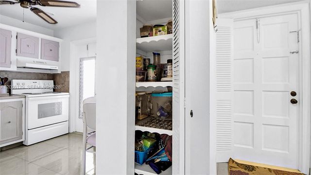 4000 NW 44th Ave 306, Lauderdale Lakes, FL 33319