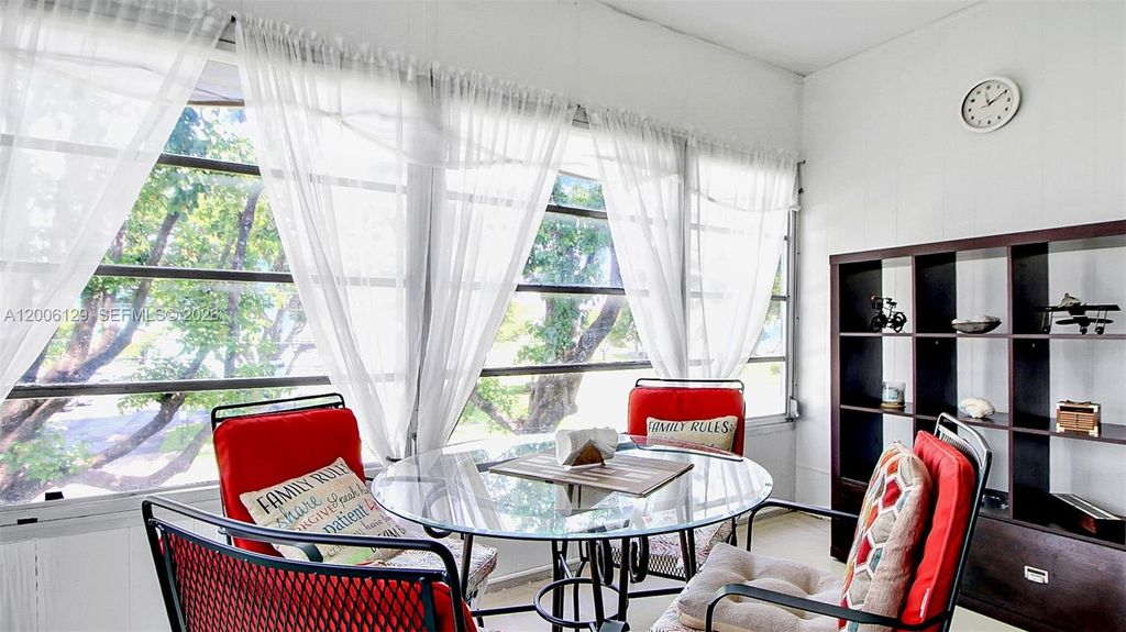 4000 NW 44th Ave 306, Lauderdale Lakes, FL 33319