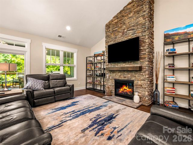 217 Hogans View Circle, Hendersonville, NC 28739
