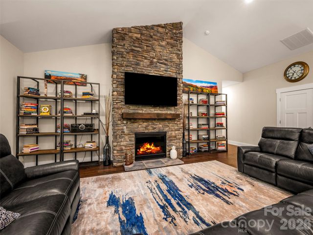 217 Hogans View Circle, Hendersonville, NC 28739