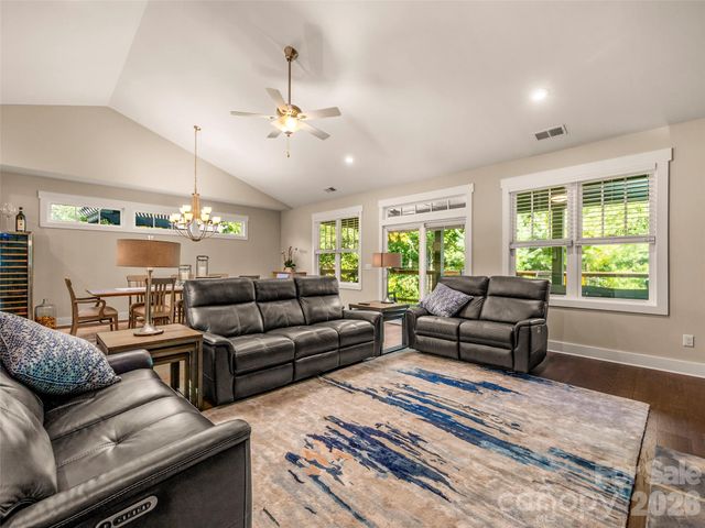 217 Hogans View Circle, Hendersonville, NC 28739