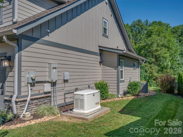 217 Hogans View Circle, Hendersonville, NC 28739