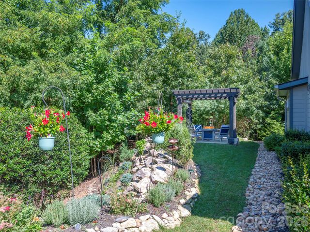 217 Hogans View Circle, Hendersonville, NC 28739