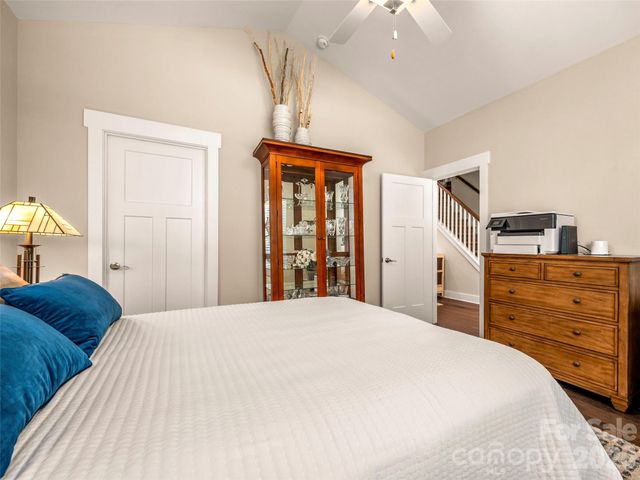 217 Hogans View Circle, Hendersonville, NC 28739