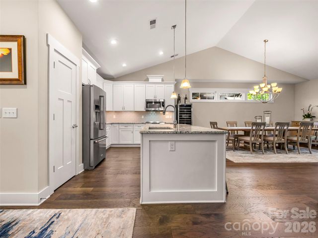 217 Hogans View Circle, Hendersonville, NC 28739
