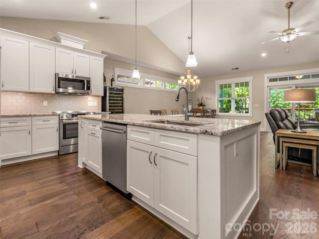 217 Hogans View Circle, Hendersonville, NC 28739