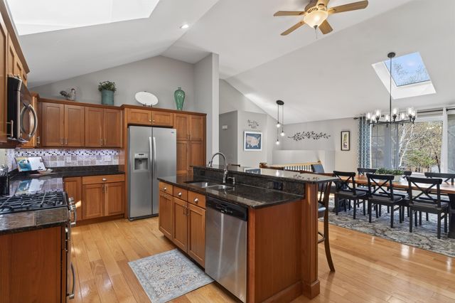 5 Maureen Lane, Hudson, NH 03051