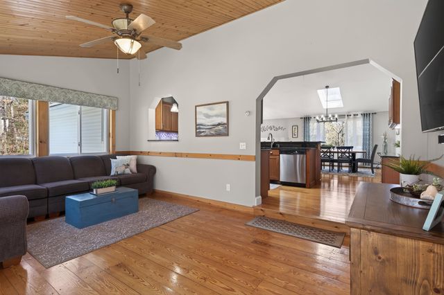 5 Maureen Lane, Hudson, NH 03051