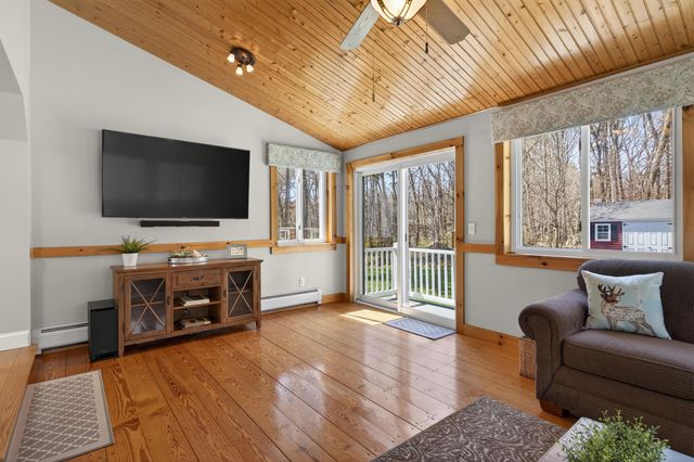 5 Maureen Lane, Hudson, NH 03051