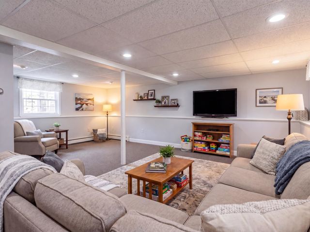 5 Maureen Lane, Hudson, NH 03051