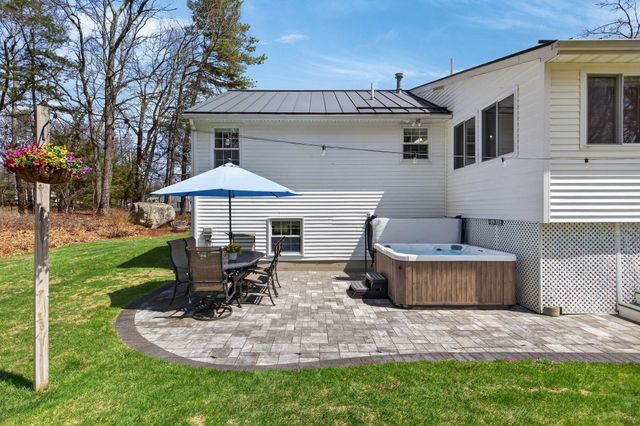 5 Maureen Lane, Hudson, NH 03051