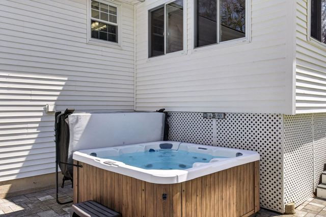 5 Maureen Lane, Hudson, NH 03051