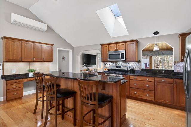 5 Maureen Lane, Hudson, NH 03051