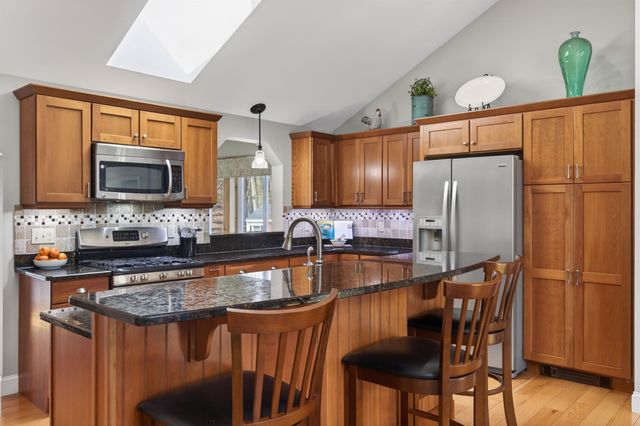 5 Maureen Lane, Hudson, NH 03051