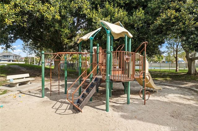 77 Greenbough 155, Irvine, CA 92614