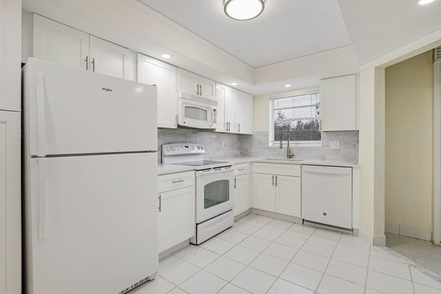3810 Via Poinciana 404, Greenacres, FL 33467