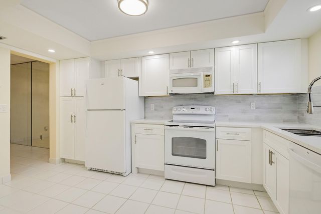 3810 Via Poinciana 404, Greenacres, FL 33467