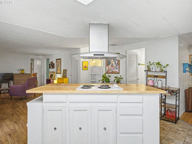 13640 Se HIGHWAY 212 24, Clackamas, OR 97015