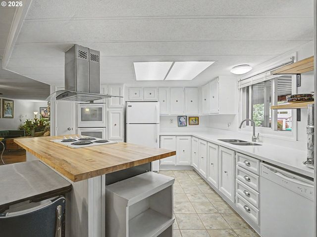 13640 Se HIGHWAY 212 24, Clackamas, OR 97015