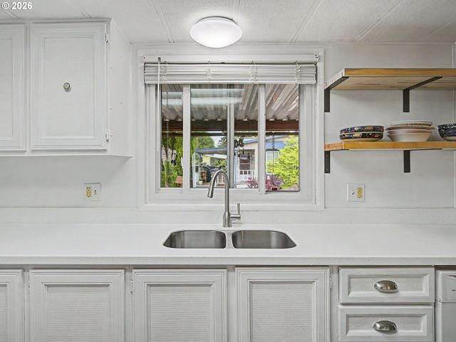 13640 Se HIGHWAY 212 24, Clackamas, OR 97015