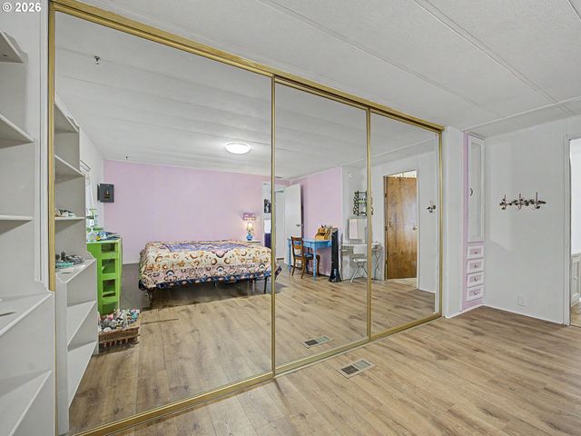 13640 Se HIGHWAY 212 24, Clackamas, OR 97015