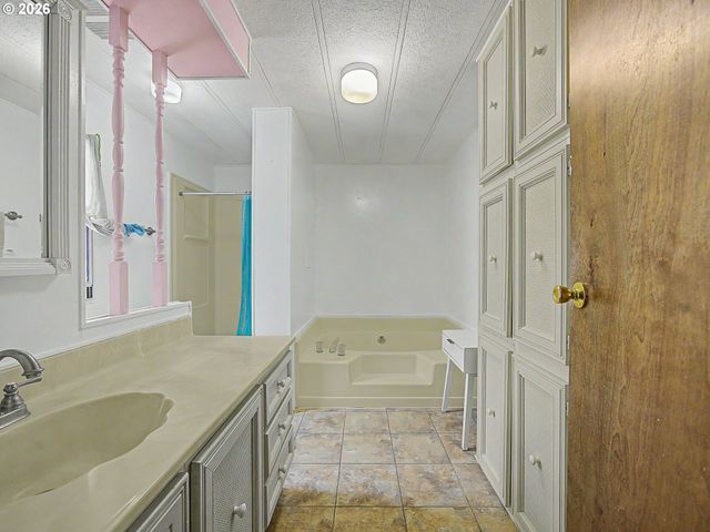 13640 Se HIGHWAY 212 24, Clackamas, OR 97015