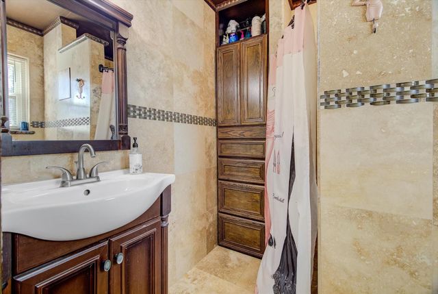 110 Daisy Street, Lake Jackson, TX 77566